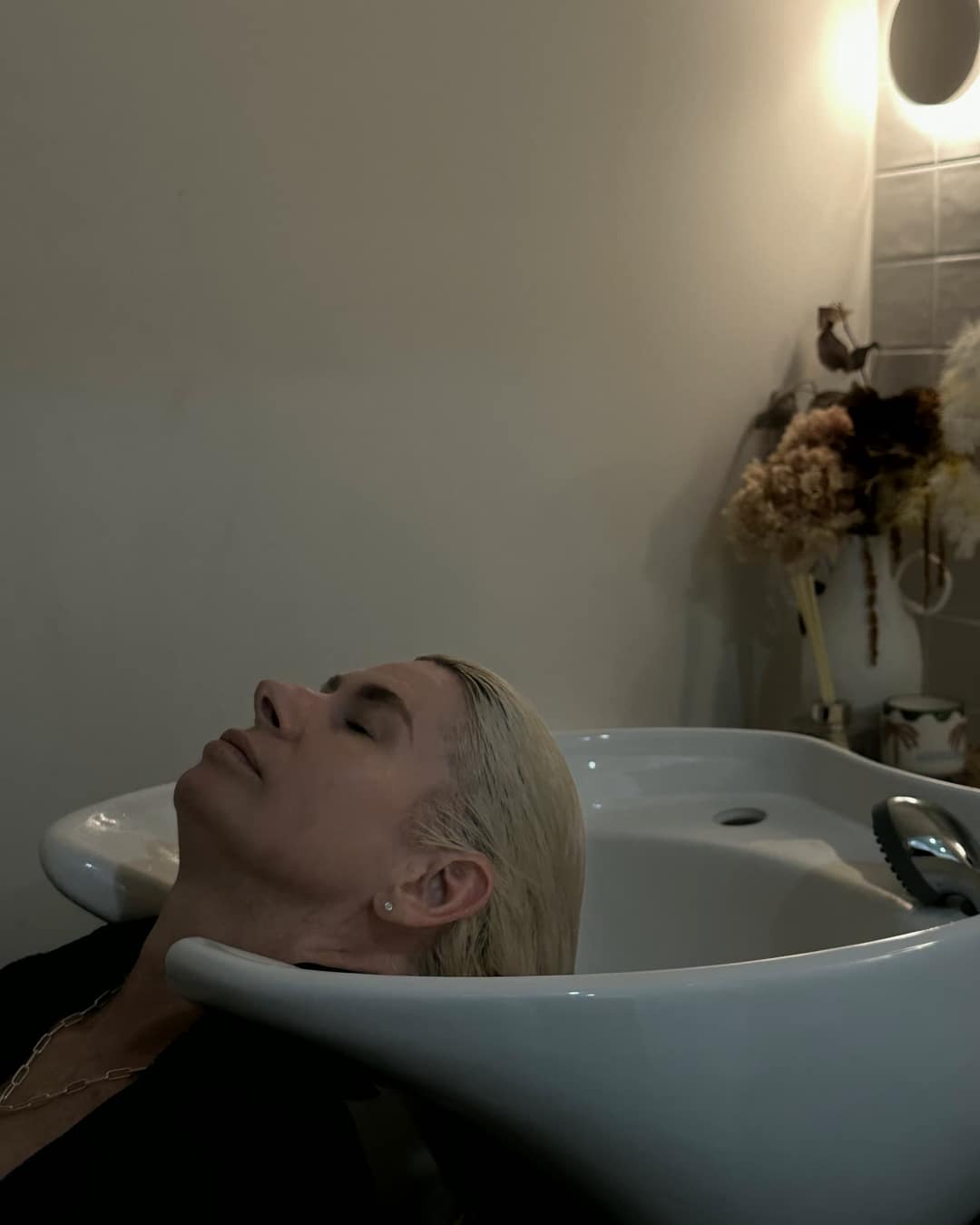 A client relaxing at the wash basin.